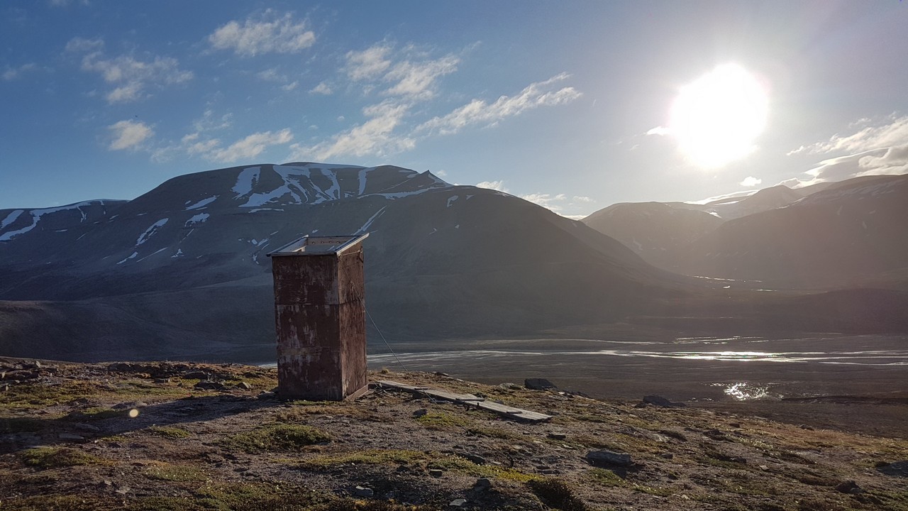 17 Spitsbergen chatka za Piramiden.jpg