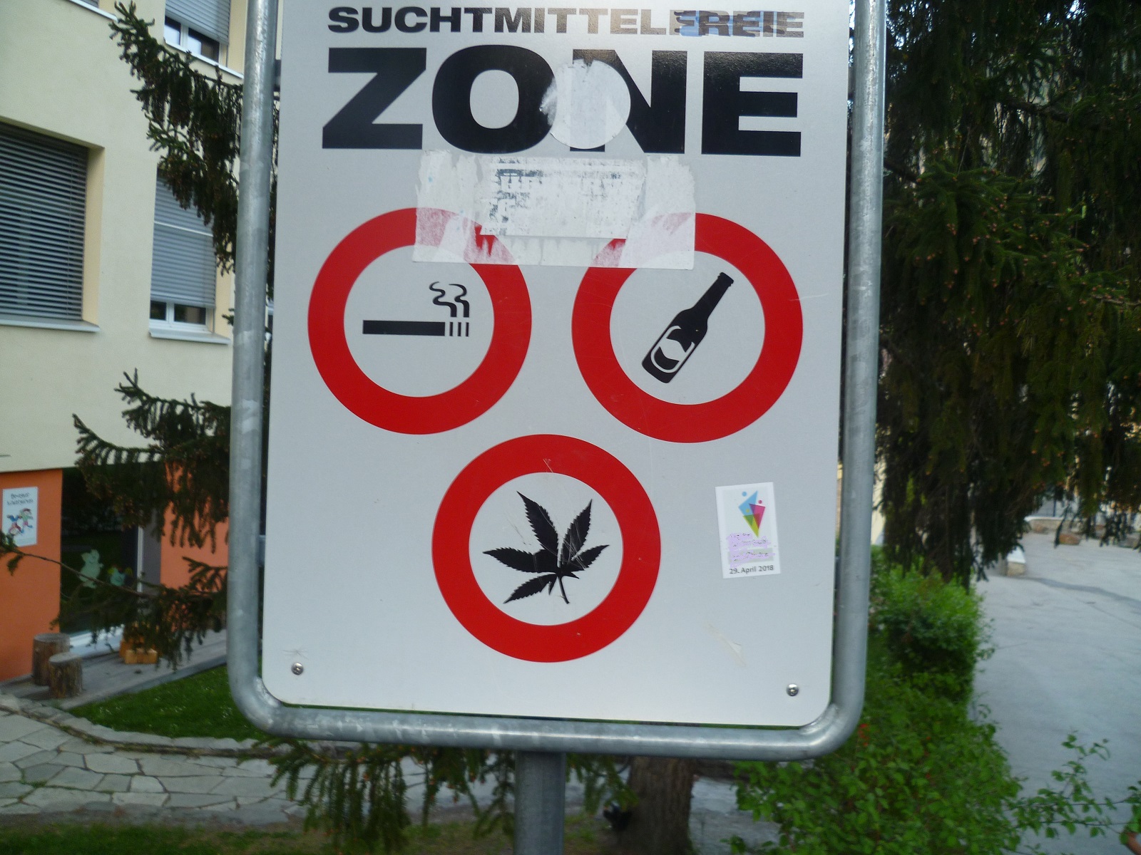 Przy szkole 4.JPG
