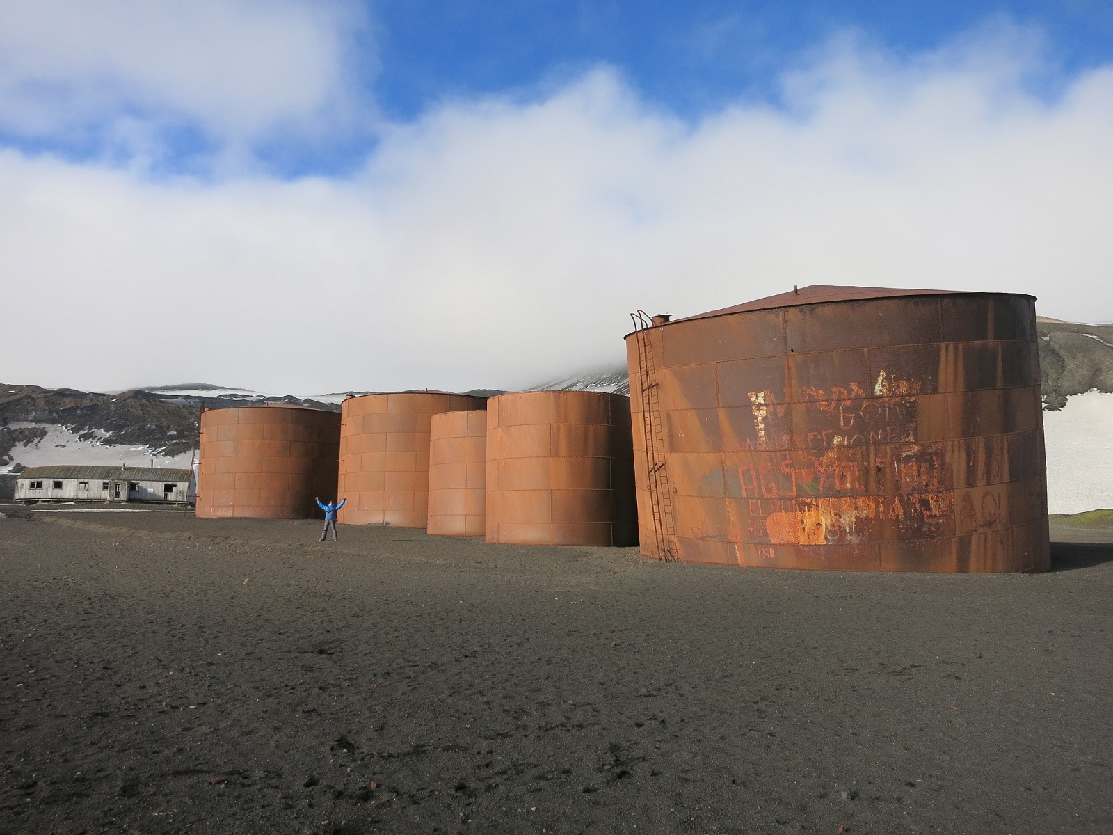 Deception Island silosy.jpg