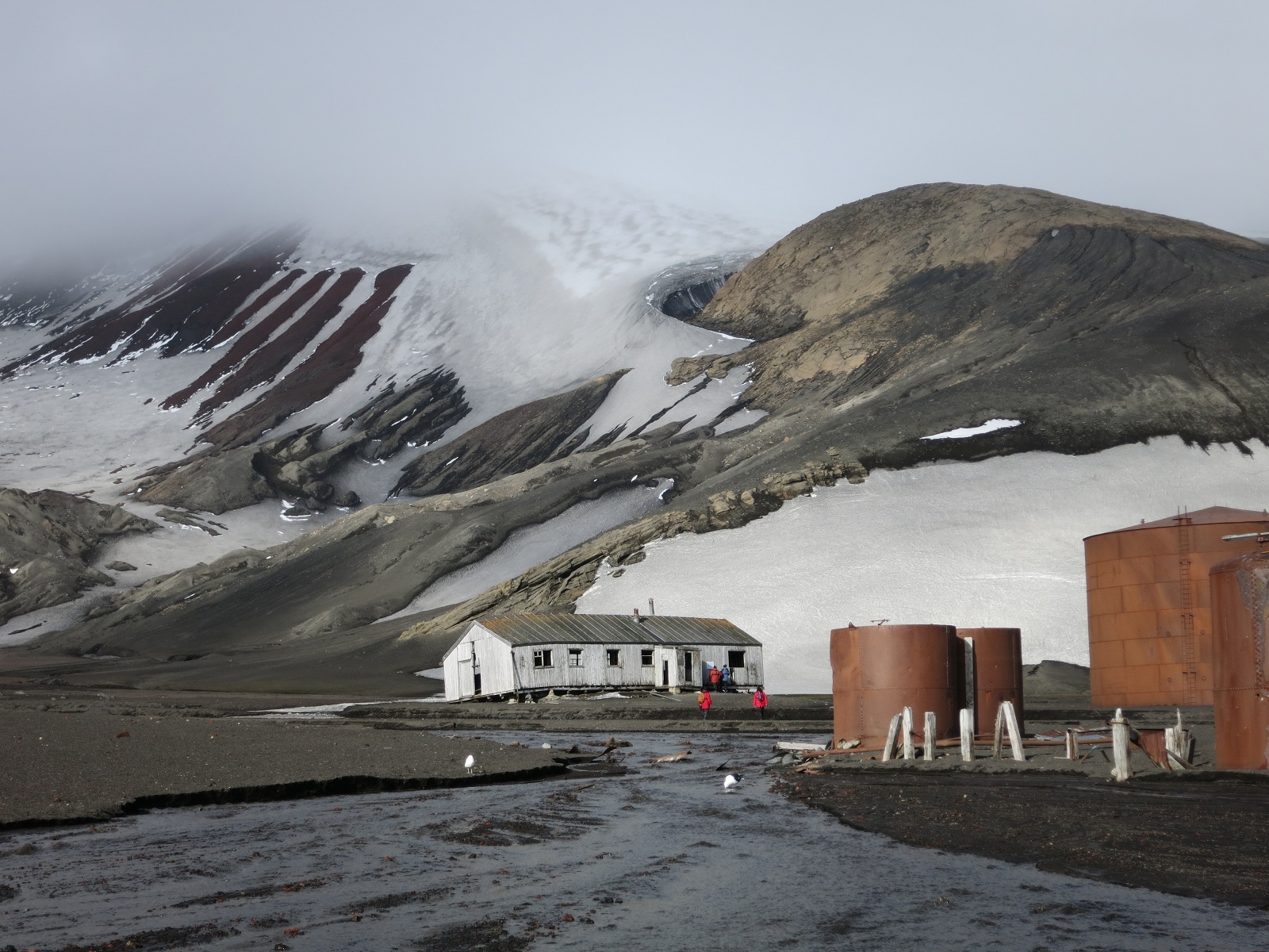 Deception Island pozostałości baz.JPG