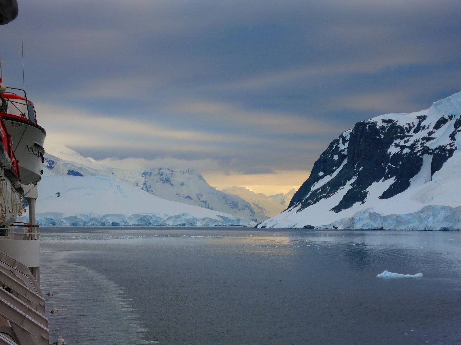 Port Lockroy zatoka 1.jpg