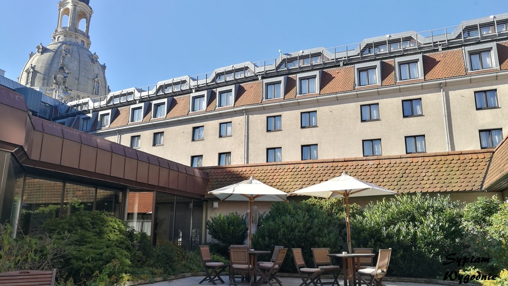 Hilton Dresden - dziedziniec3.jpg