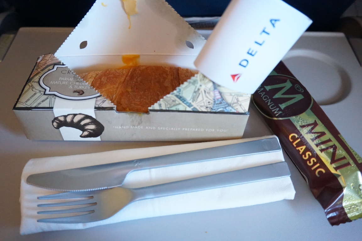 Delta B772_CDG-SEA_Croissant.JPG