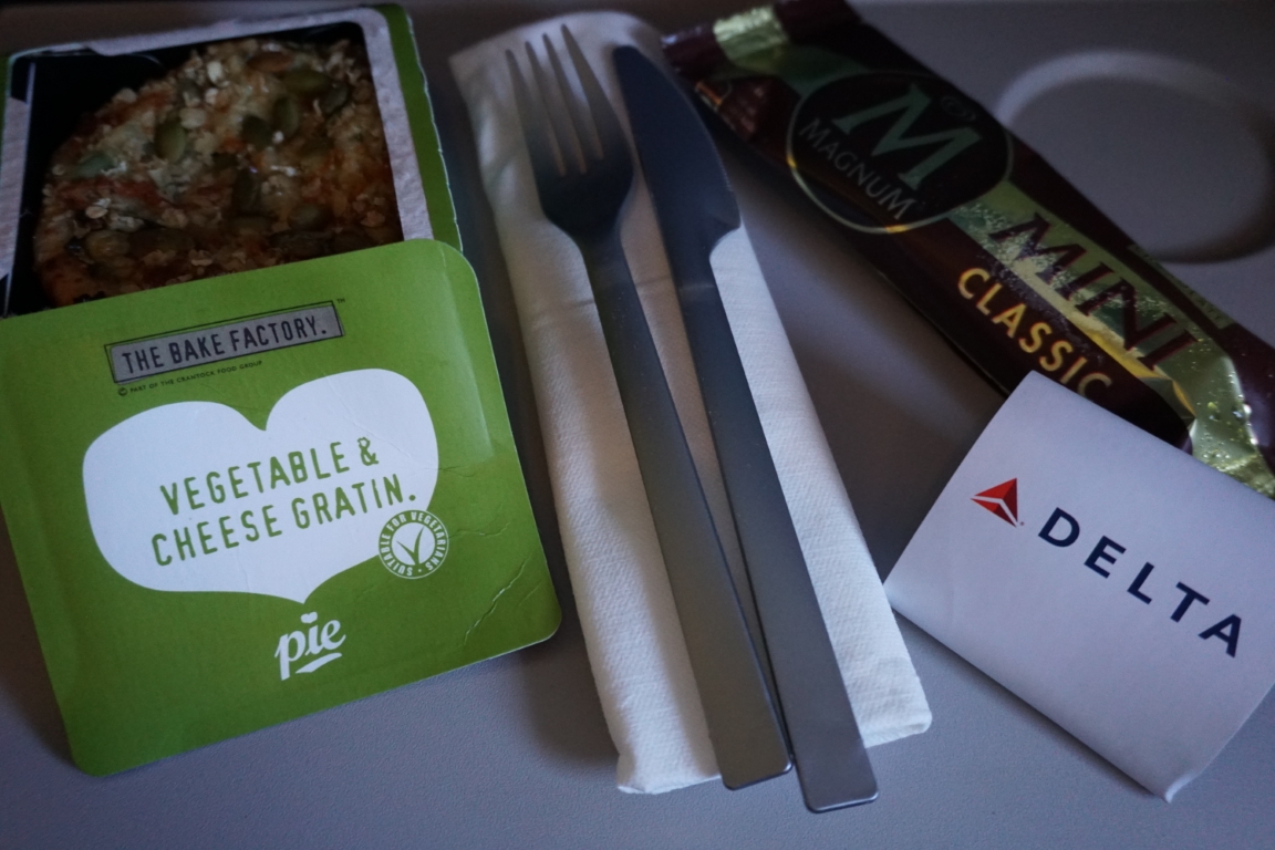 Delta B772_CDG-SEA_deser.JPG