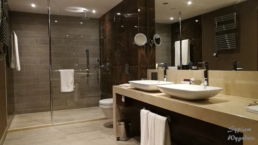DoubleTree by Hilton Warsaw - łazienka.jpg