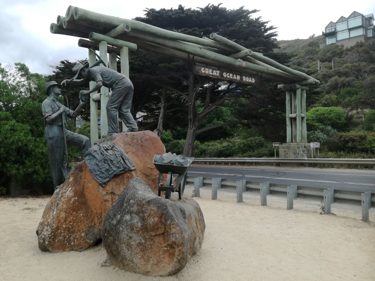 memorial arch at Eastern View gor.jpg
