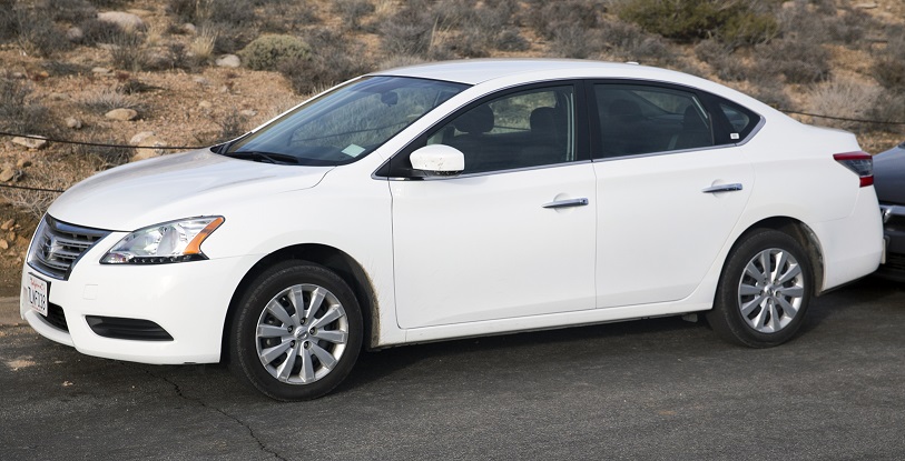 Nissan_Sentra_S_(6MT),_front_left.jpg