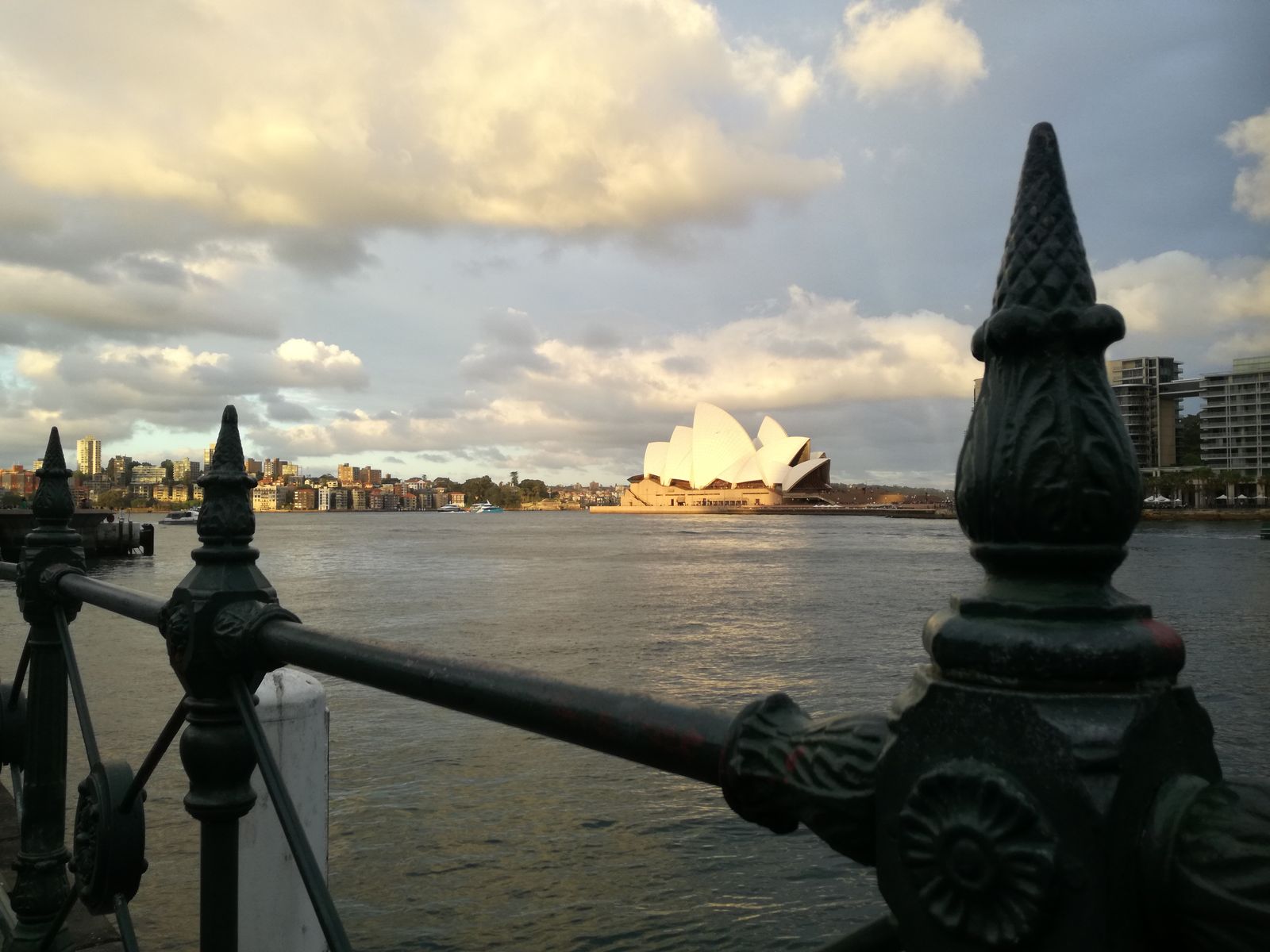 wieczorny spacer Opera w Sydney.jpg