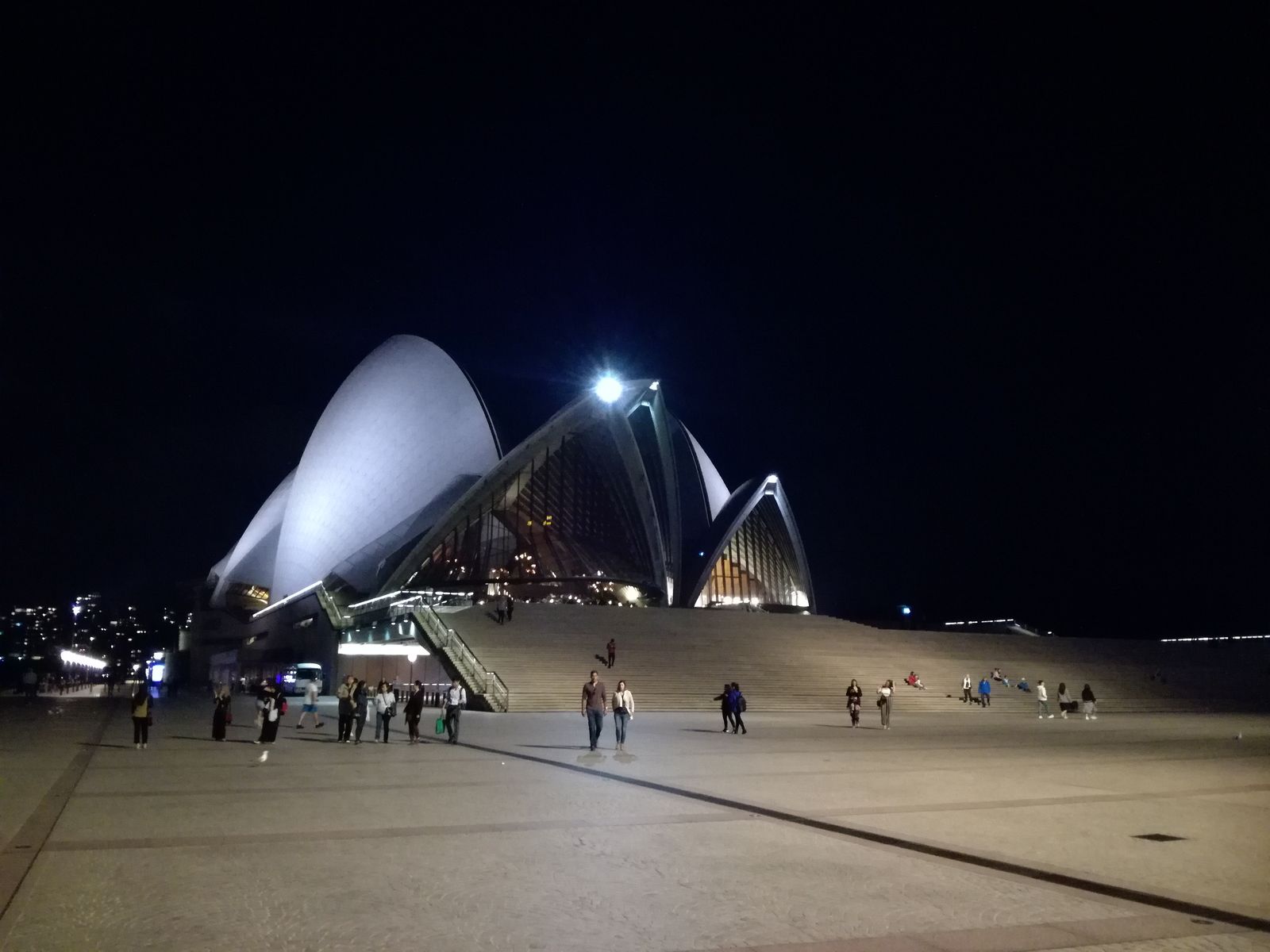 wieczorny spacer Opera w Sydney nocą.jpg