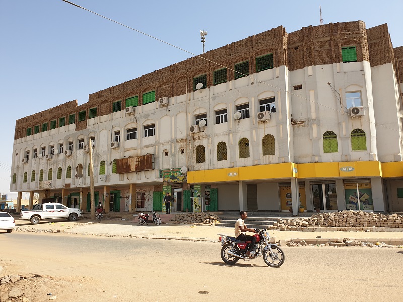 D5_4 Nasz hotel w Dongoli fot. @novart.jpg