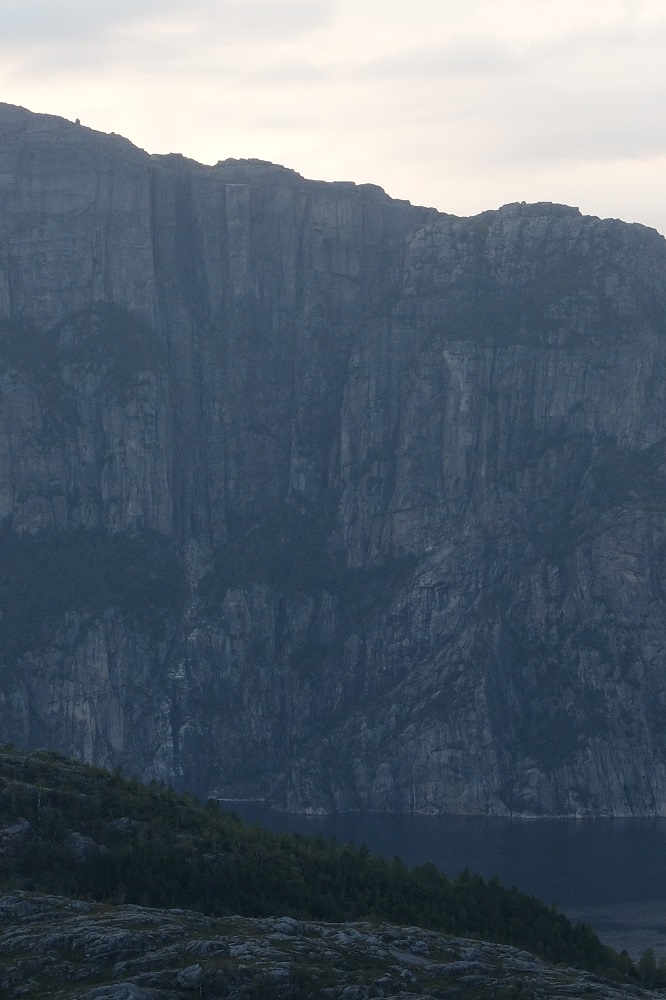 Preikestolen_z_przeciwka.jpg