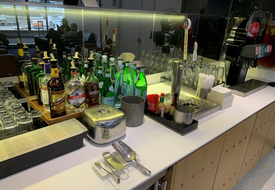 EWR_Lufhansa_Business_Lounge_2.JPG
