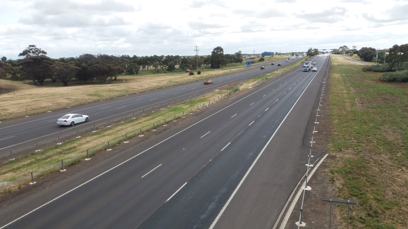 widok z wiaduktu na autostradę.jpg