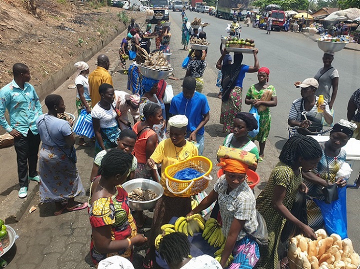 aF4F_2020_014_przystanek_autobusowy_w_drodze_do _Lome.jpg