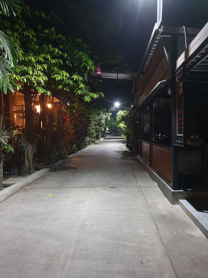 ban phe hotel.jpg