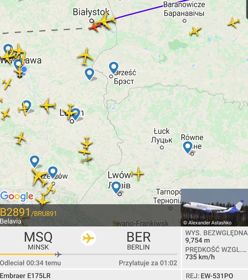 SmartSelect_20210525-120533_Flightradar24.jpg
