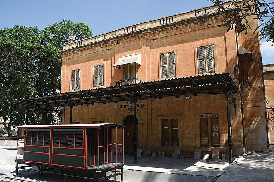 birkirkara_dworzec_kolejowy_i_lokomotywa.jpg