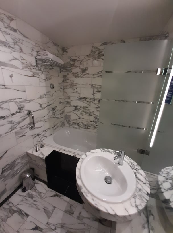hilton1.jpg