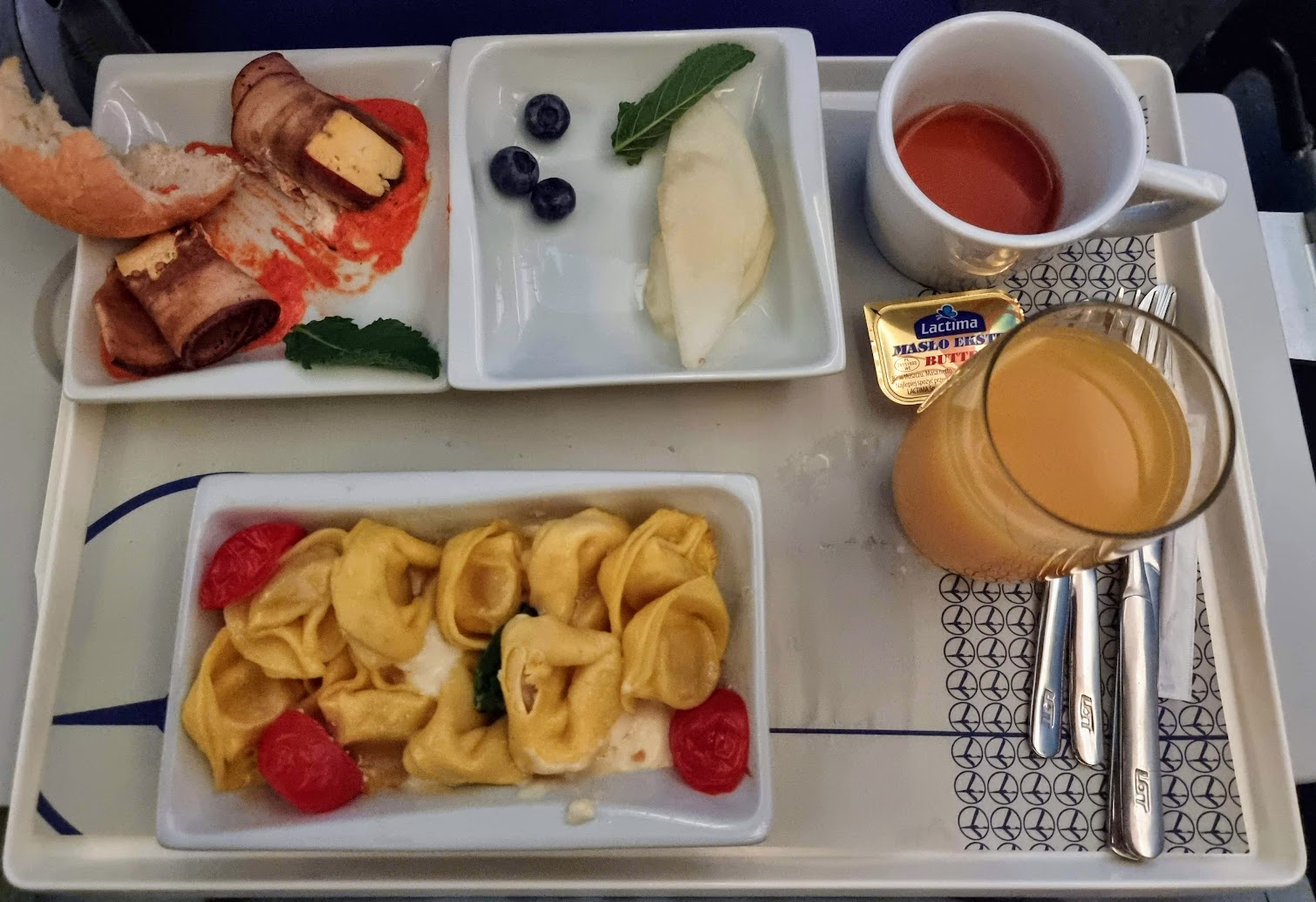 LOT-Premium-Economy-kolacja.jpg