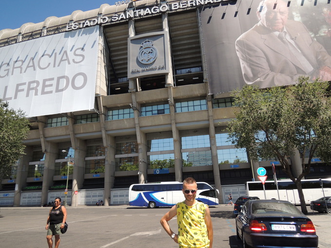 Przed stadionem.jpg