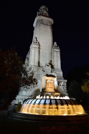 Pomnik by night....jpg