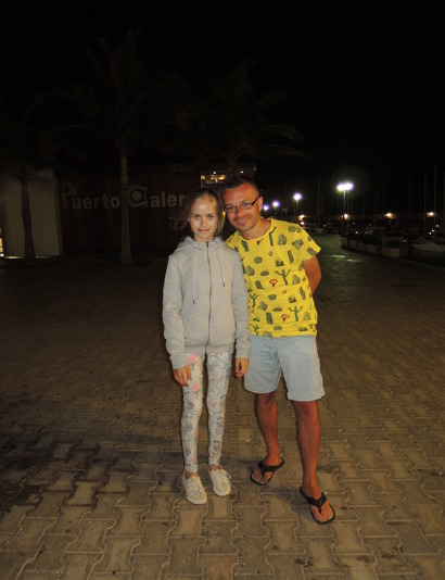 Puerto Calero nocą.jpg