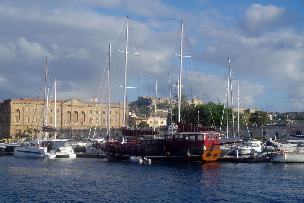 port i zamek Milazzo.jpg