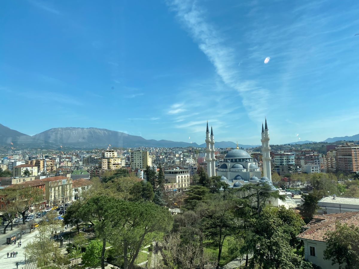 Panorama na Tirane z Toptani.jpg