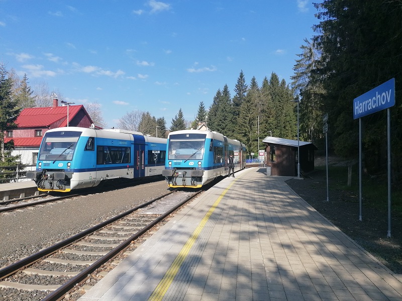4-Harrahov_pociagiem.jpg