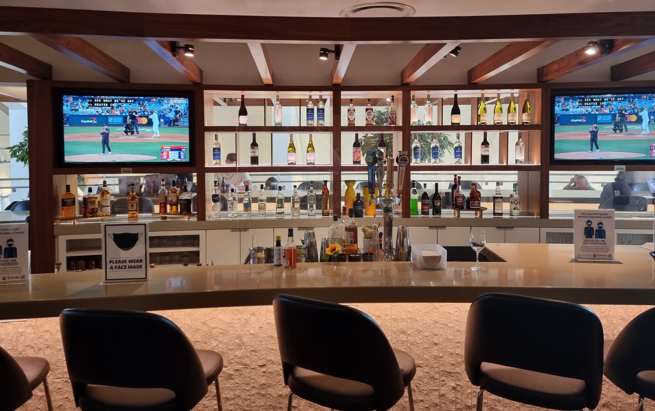 LAX-Star-Alliance-Lounge-Los-Angeles-bar.jpg
