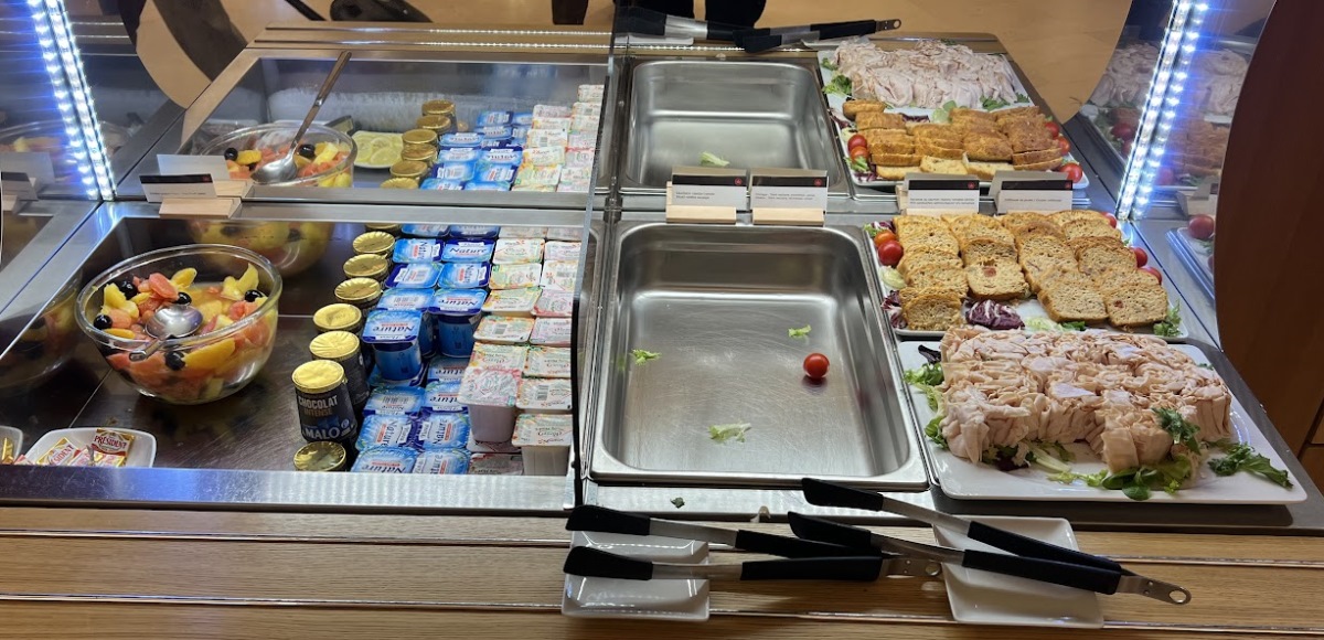 CDG Air Canada Maple Leaf Lounge 5.JPG