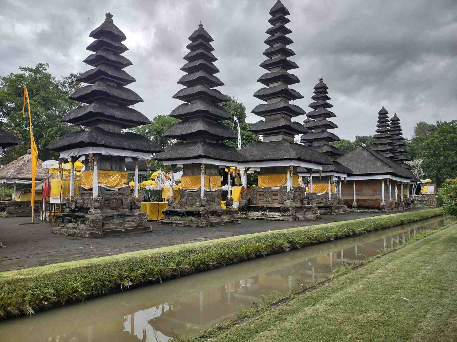w1 ulundanu beratan temple1.jpg