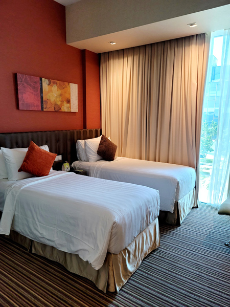 singapore hotel roomx450.jpg