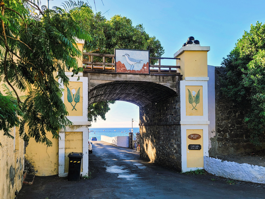 gate2x900.jpg