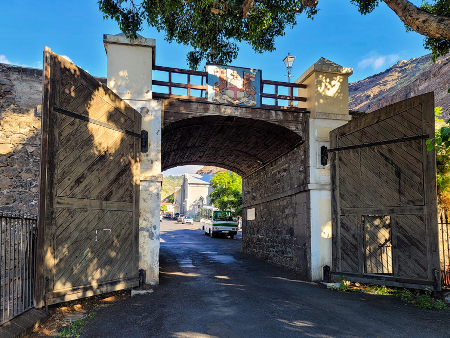 gate3x900.jpg
