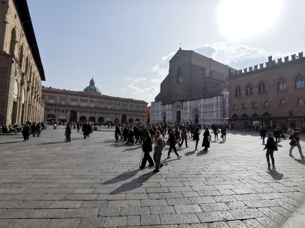 piazza maggiore.jpg