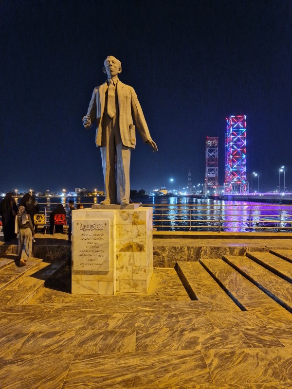 03_024_Basra_Promenada_Pomnik_Badr_Shakir_Al_Sayyab.jpg