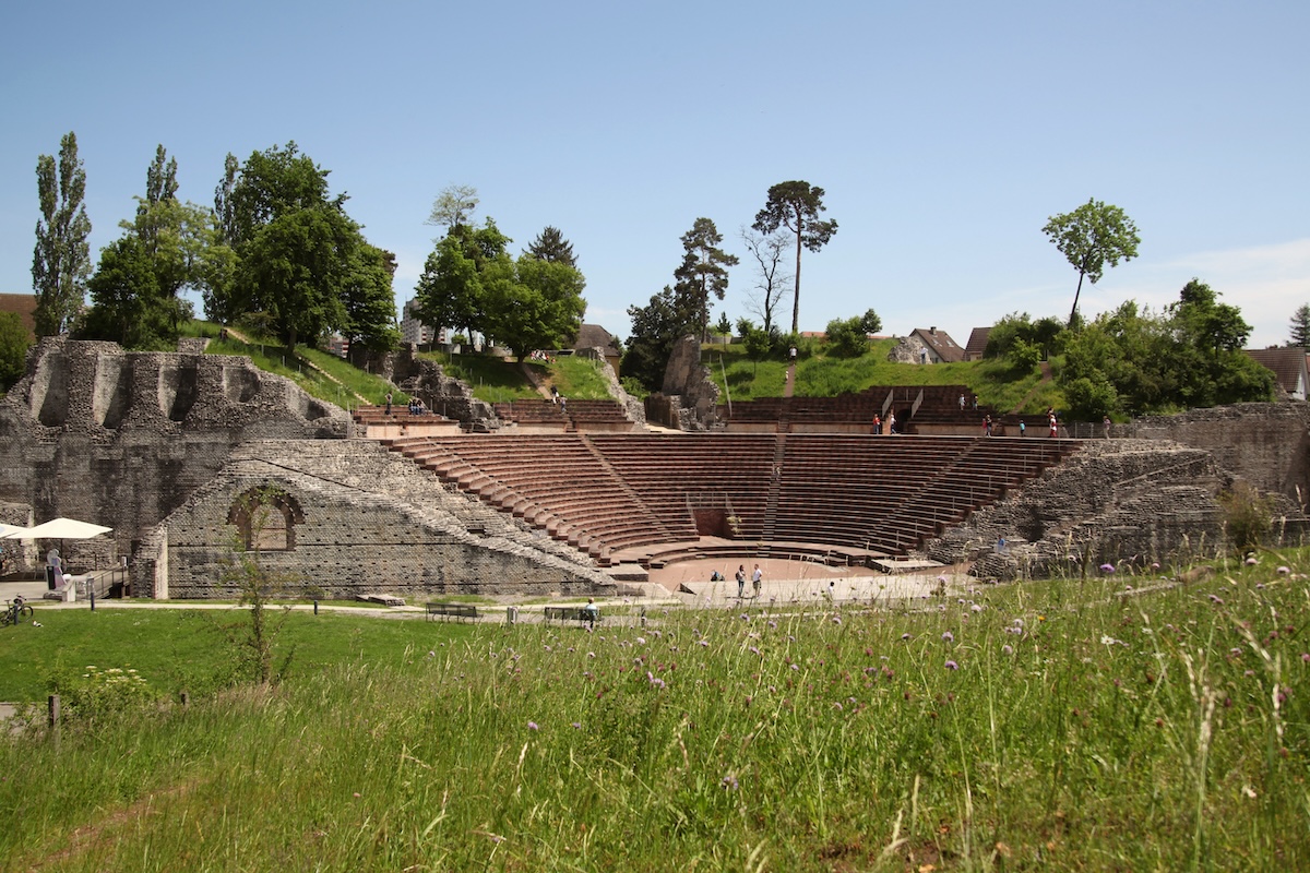 Augusta-Raurica_Das-Theater-im-Sommer_Foto_Susanne_Schenker.jpg