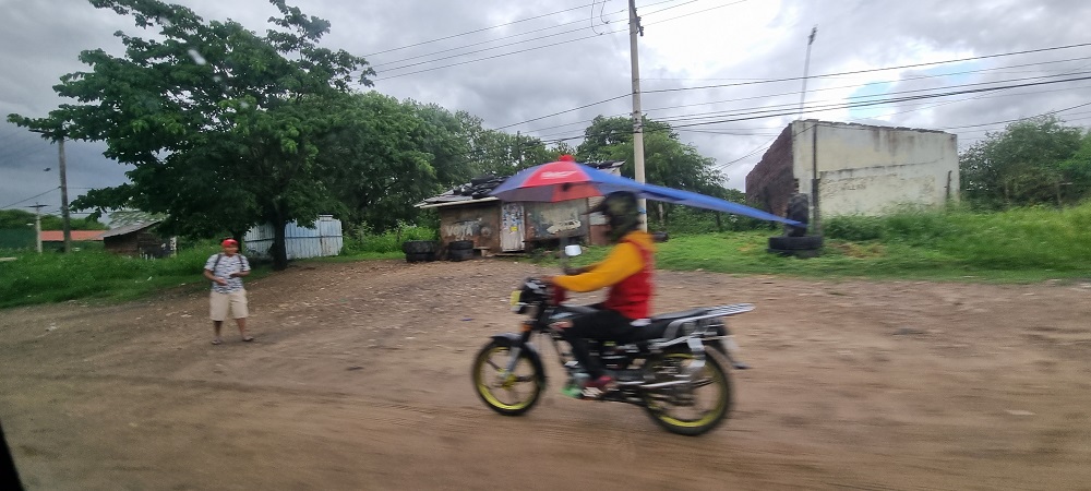 Moto con paraguas.jpg