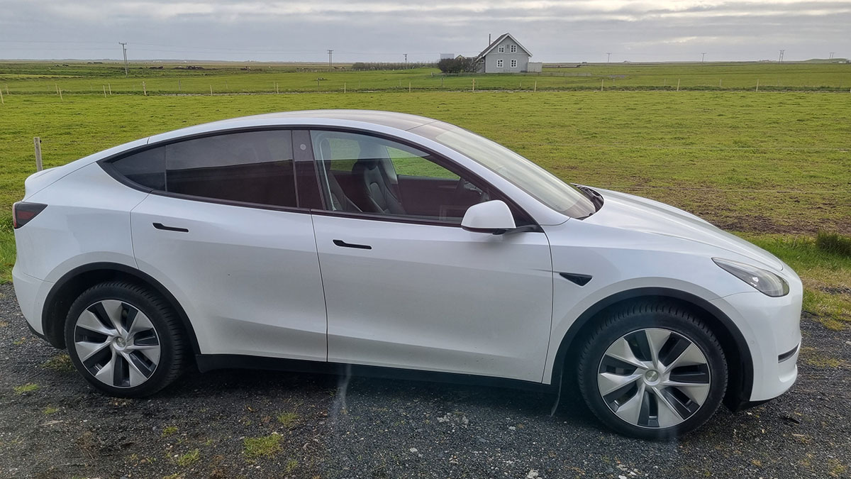 042-tesla-przed-domkiem.jpg