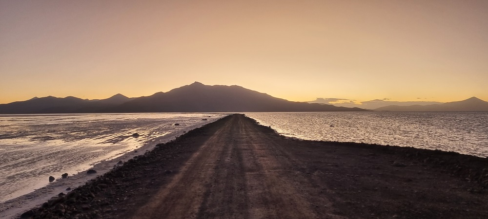 SalarDeUyuniPuestaDeSol2.jpg