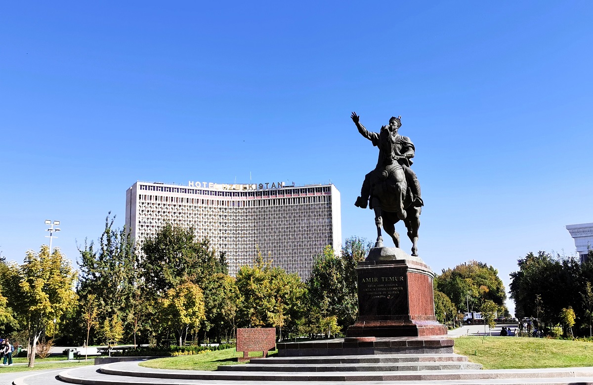 Hotel Uzbekitsan i Pomnik Amira Timura.jpg