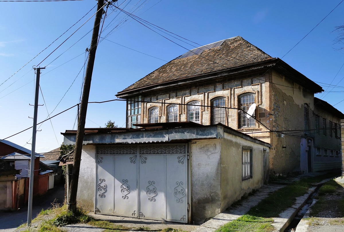 Dom na starym mieście w Szeki.jpg