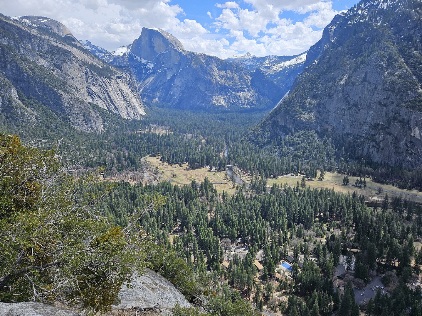 Yosemite trecking.jpg