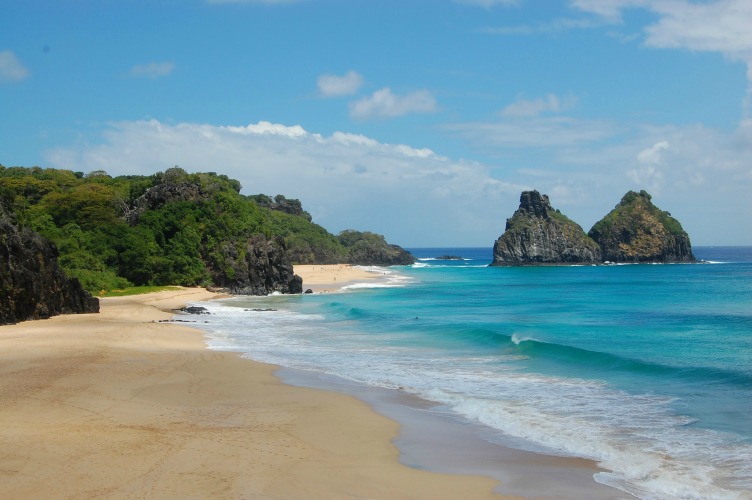 Morro_Dois_Irmãos_-_Fernando_de_Noronha (1).jpg