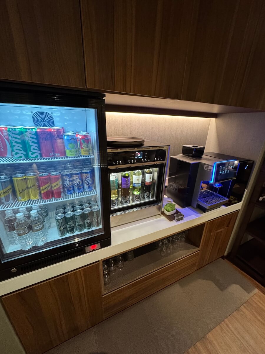 PrivLoung3.jpeg