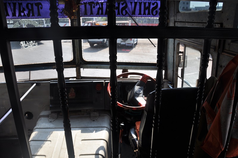 04_Autobus_kabina_kierowcy.JPG