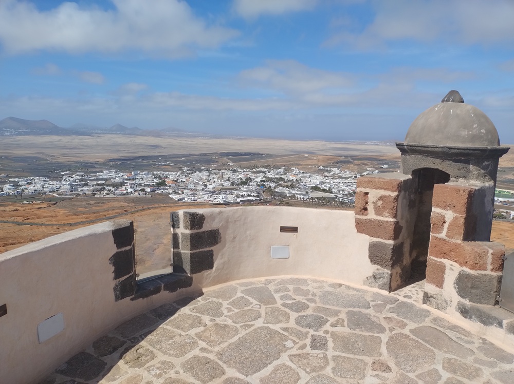 3-Santa_Barbara_Castle.jpg
