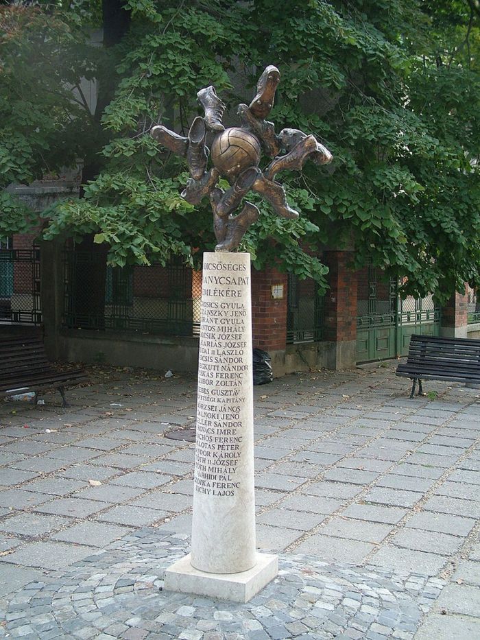 pomnik zlotej jedenastki - Szeged.jpg