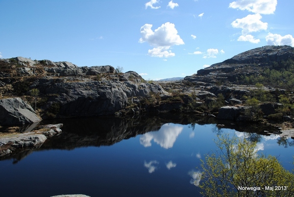jeziorko na szlaku do Pulpit Rock.jpg
